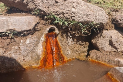 Şifalı suya ulaşmak isteyen vatandaşlar kilometrelerce yol yürüyor