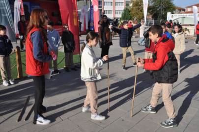 "Geleneksel Oyunlar Tırı" Kütahya'da çocukları geçmişin oyunlarıyla buluşturdu