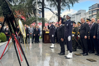Bursa'da Cumhuriyet'in 102. yıl kutlamaları çelenk takdimiyle başladı!