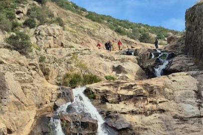 Balıkesir'de kayalıklarda mahsur kalan 2 kişi kurtarıldı