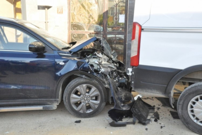 Kamyonet aydınlatma direğini devirdi: 2 yaralı