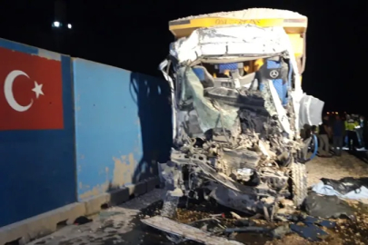 Mardin'de tıra çarpan kamyonun sürücüsü hayatını kaybetti