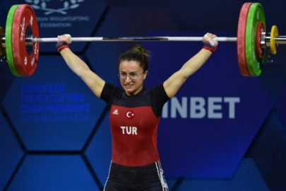 Milli halterci Aysel Özkan'dan Avrupa'da 1 altın, 1 gümüş madalya