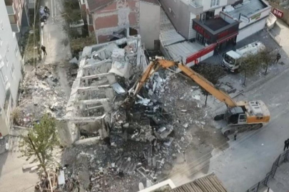 4 kişiye mezar olan o apartmanın enkazı kaldırılıyor