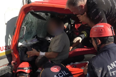 Antalya'da kamyonet TIR'a arkadan çarptı: Milim farkla ölümden döndüler