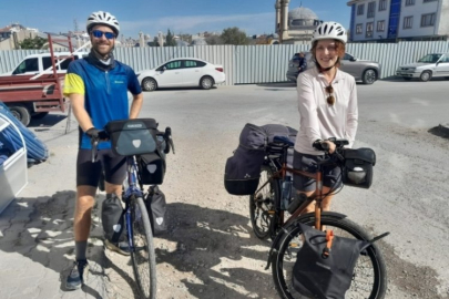 Bisikletle Almanya'dan yola çıkıp, 10 ülkeyi geçip Konya'ya ulaştılar