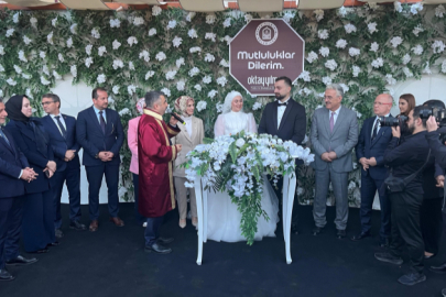 Bursa'da Bakan Göktaş, evlilik kredisinden yararlanan çiftin nikah şahidi oldu