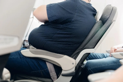 Hava yolu şirketi artık kilolu yolculardan 2 koltuk parası alacak