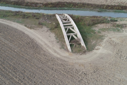 Baraj gölünde sular çekilince eski köprü ortaya çıktı!