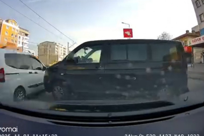 Bursa'da korku dolu anlar! El frenini çekmeyi unuttu, minibüs trafiğe daldı!