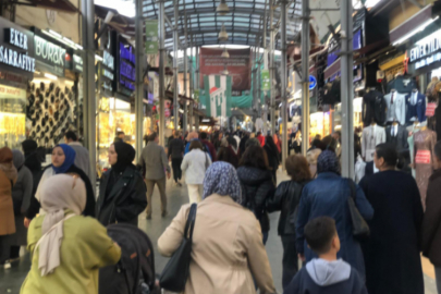 Bursa sokakları pazar günü doldu taştı! Vatandaş yürümekte bile zorluk çekti...