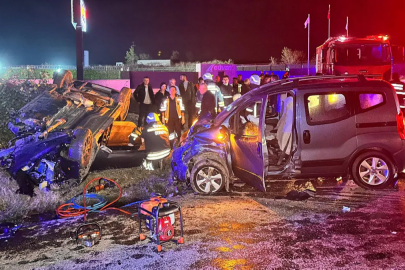Edirne'de iki tır ve üç otomobilin karıştığı zincirleme kazada 1 kişi öldü
