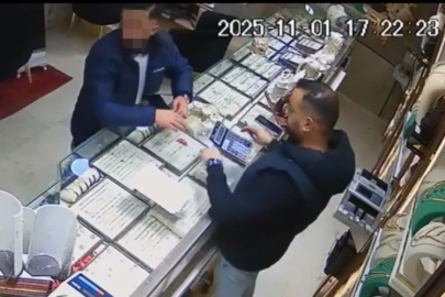 Üç farklı kuyumcuyu dolandırdılar! Dolandırıcı anne-oğul kamerada...