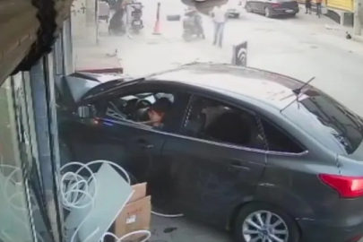 Adana’da kontrolden çıkan otomobil markete girdi