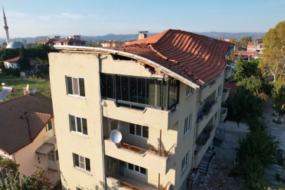 Balıkesir'de tahliye kararı verilen binanın çatısı çöktü