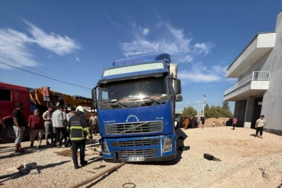 Lastiğini değiştirdiği TIR'ın altında kalan şoför, yaşam mücadelesini kaybetti