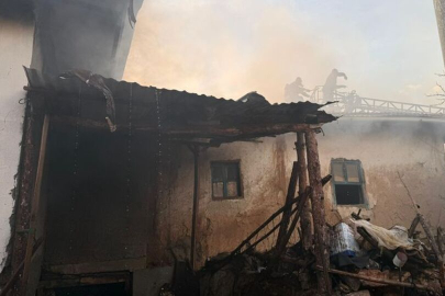 Yangında 2 ev ile 1 ahır kullanılamaz hale geldi