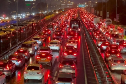 İstanbul'da yağışla birlikte trafik yoğunluğu yüzde 90'a ulaştı