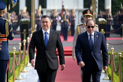 Kırgızistan Cumhurbaşkanı Caparov, Mısır'ı ziyaret eden ilk Kırgız cumhurbaşkanı oldu