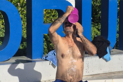 Susuzluğu protesto etmek amacıyla meydanda duş aldı!