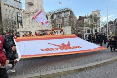 Taraftarlardan Dam Meydanı'nda Galatasaray'a coşkulu destek