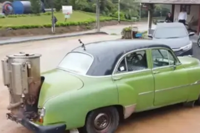 Aracını yarım asırdır bu şekilde kullanıyor! Gören bir daha bakıyor...