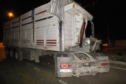 Kırmızı ışıkta bekleyen otomobile çarptı! Ölü ve yaralılar var...