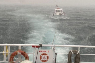 Çanakkale Boğazı'nda sürüklenen tekne kurtarıldı