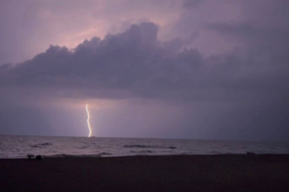 Şiddetli yağışla birlikte peş peşe yıldırımlar düştü! Eşsiz anlar kamerada