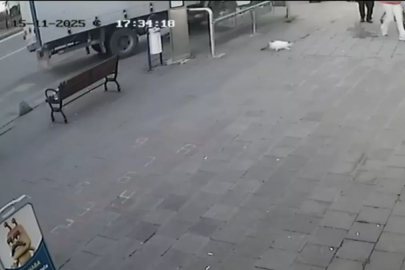 Ataşehir'de Kontrolden Çıkan Kamyonet Minibüse ve Otobüs Durağına Çarptı