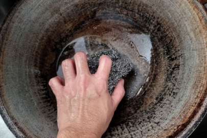 Yıllardır çıkmayan tava kirlerinden evdeki tek bir malzemeyle kurtulmak mümkün