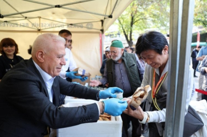 Bursa'da Dünya Cantık Günü'nde ücretsiz ikram edildi, yabancı turistler lezzetine hayran kaldı