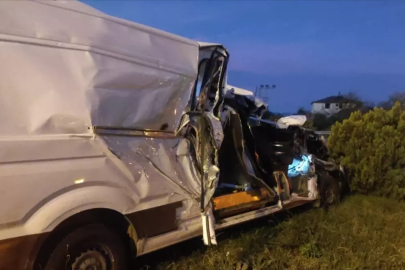 Samsun'da Minibüs Tıra Çarptı: 1 Ölü, 1 Yaralı