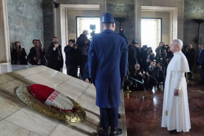 Papa, Ata'nın huzurunda!