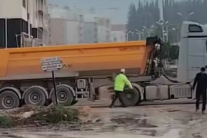 Polis Memuru Trafikteki Çukuru Kürekle Kapatıp Kazaları Önledi