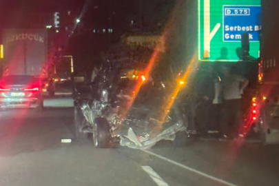 Bursa'da facianın eşiğinden dönüldü! Arızalanan araca kamyon çarptı...