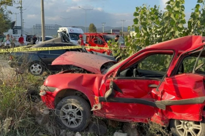 Park halindeki otomobile çarpan otomobilin sürücüsü hayatını kaybetti...