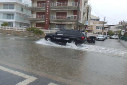 Balıkesir'de etkili olan sağanak yağış yolları göle çevirdi