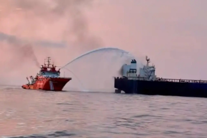 Karadeniz'de KAIROS Tankerindeki Yangın Söndürme Çalışmaları Devam Ediyor