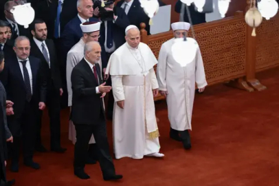 Papa, Sultanahmet Camii'nde! "Ayakkabı" detayı dikkat çekti