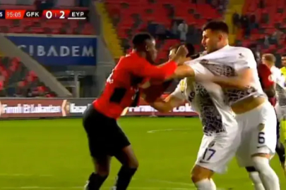 Süper Lig'de ilginç anlar! Herkes kavgayı ayırırken o hücum edip gol attı