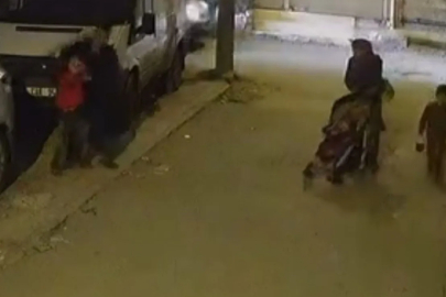 Adana'da kafasını arabaya vurduğu çocuğu tutup yere fırlattı