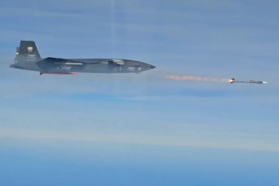 Bayraktar KIZILELMA'dan dünyada bir ilk! Havadan havaya füze ile hedefini vurdu