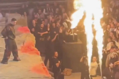Konserde ilginç olay: Sahneye atlamaya çalışırken alev aldı