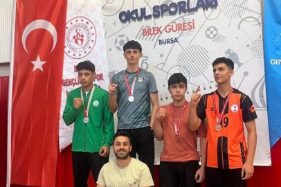Orhangazili genç sporcu Bilek Güreşi Şampiyonası'nda birinci oldu!
