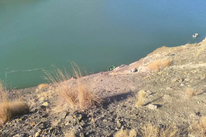 Van'da Otomobil Zernek Baraj Gölü'ne Yuvarlandı