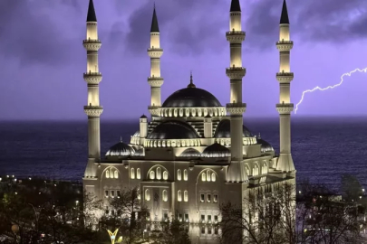 Zonguldak'ta şimşekler geceyi gündüze çevirdi