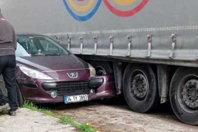 Bursa'da navigasyon azizliğine uğrayan tır otomobil biçti!