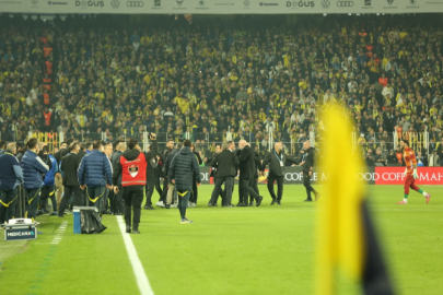 Derbi maçı başlamadan saha karıştı!