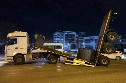 Hatay'da Demir Yüklü Tırın Dorsesi İkiye Ayrıldı